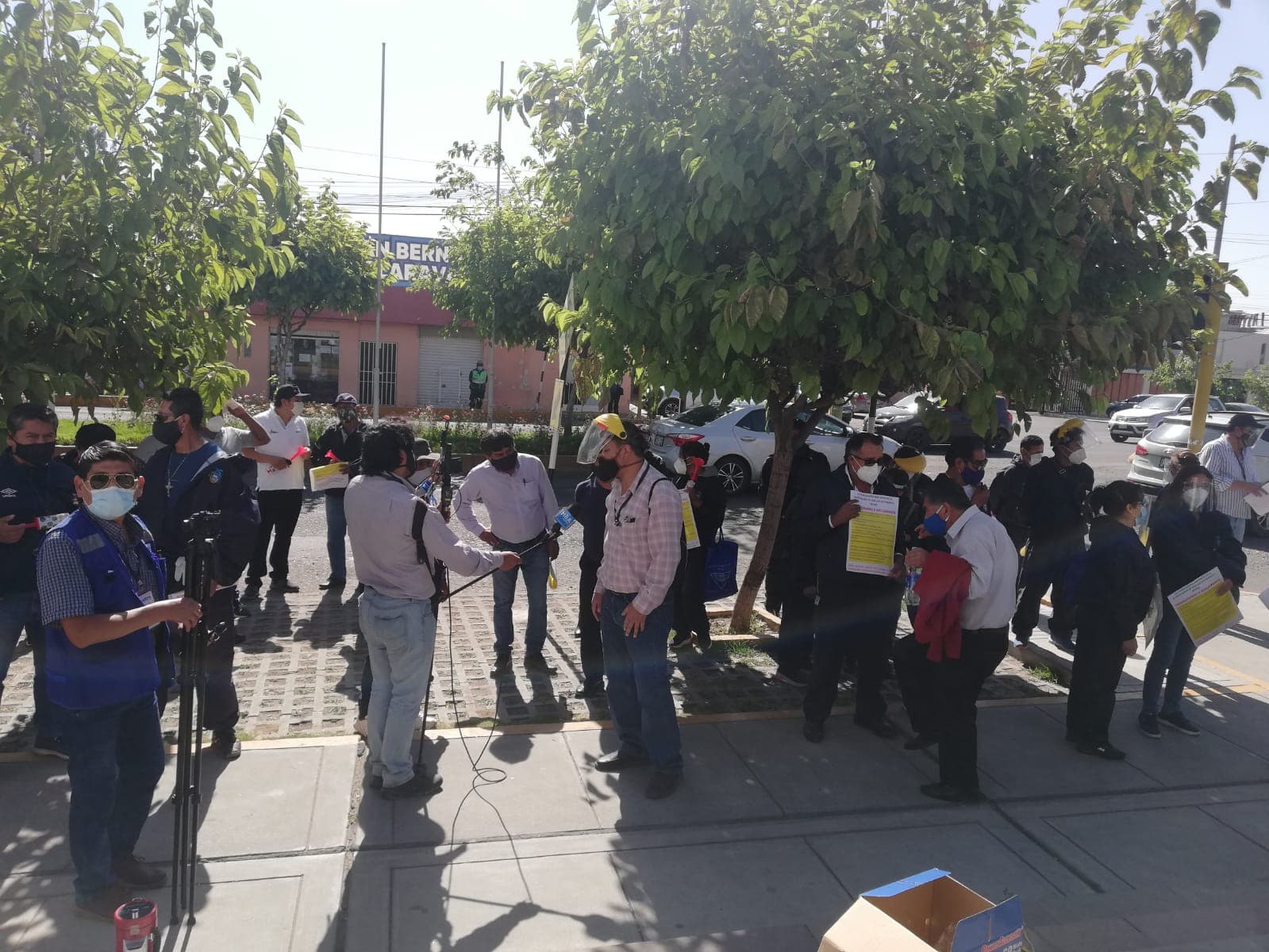 Trabajadores de JLByR realizan plantón reclamando por sueldos
