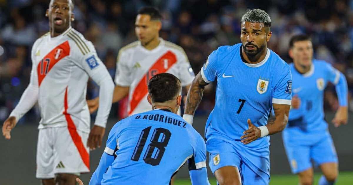 Uruguay confirmó con un 3-0 la eliminación de Perú