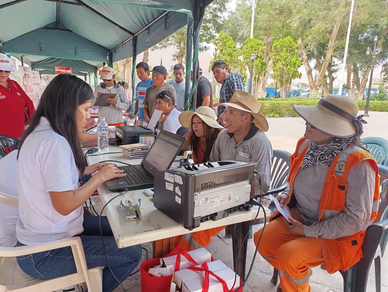 Habilitan a 12 mil trabajadores para laborar en construcción