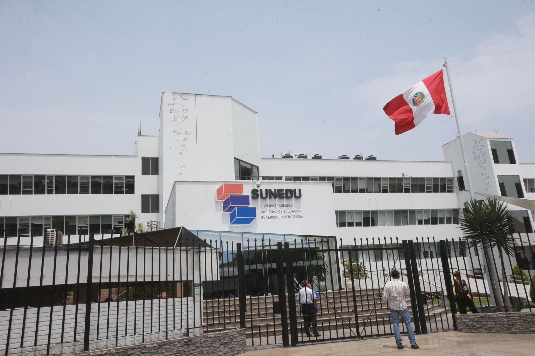 Aprueban ley que restablece la autonomía de las universidades
