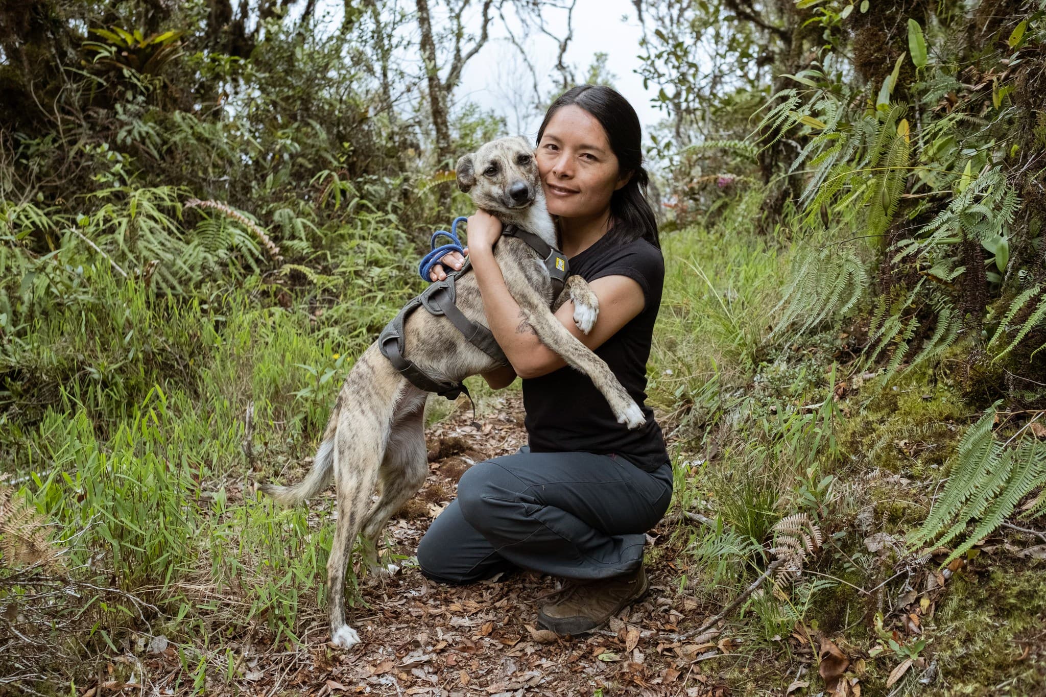 Bióloga trabaja en proyectos de conservación junto a su perrita