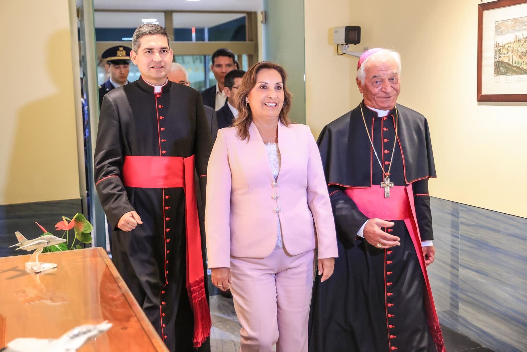 Presidenta Dina Boluarte pide permiso para viajar al Vaticano