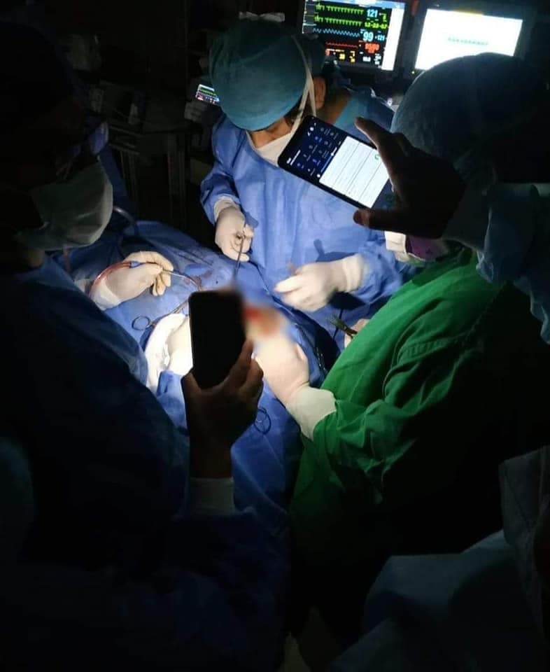 Denuncian presunta negligencia médica en caso de niño operado con luz de celular