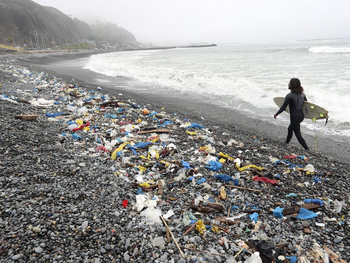 Oleajes dejan cinco toneladas de basura en playas limeñas
