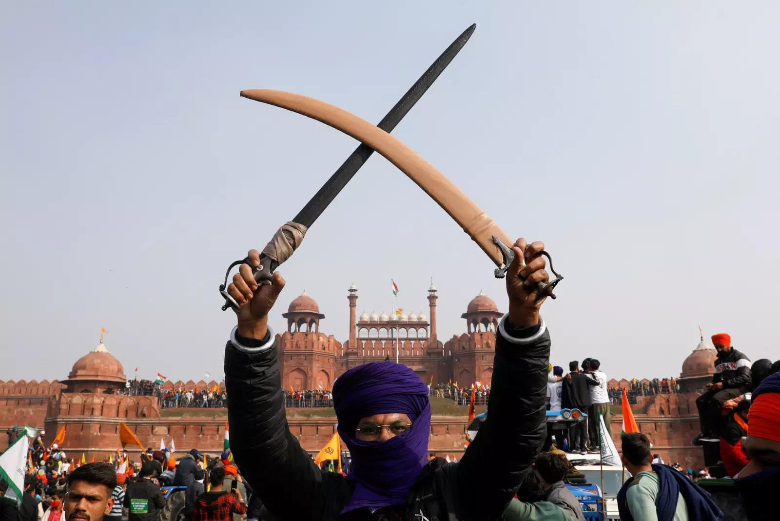 Campesinos de la India se enfrentan a la Policía