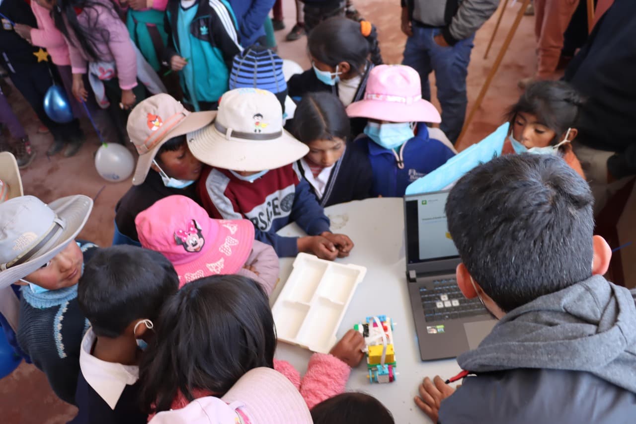 Talleres tecnológicos para 147 menores de Jachaña