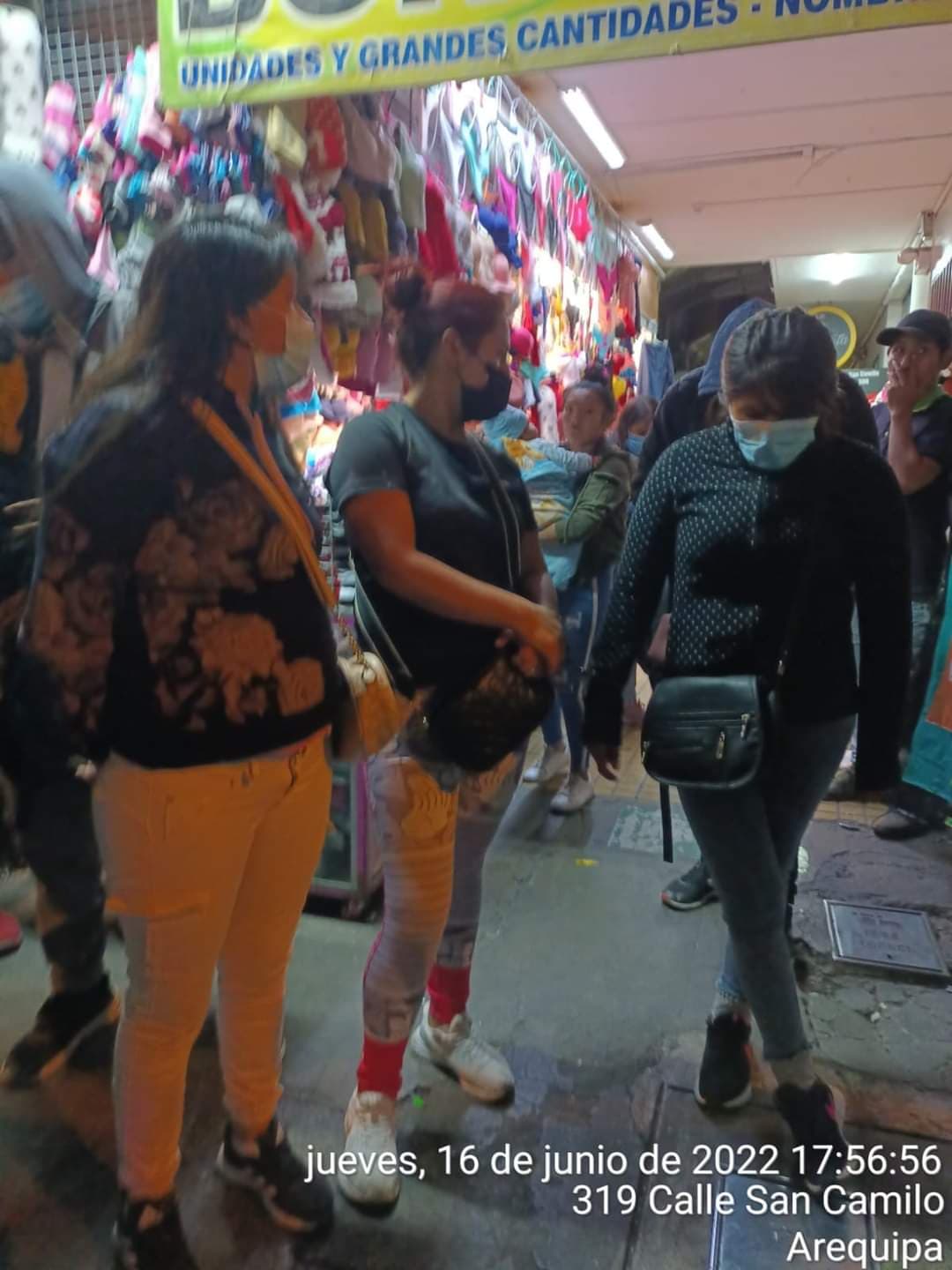 Detienen a presunta banda de roba celulares en el Cercado