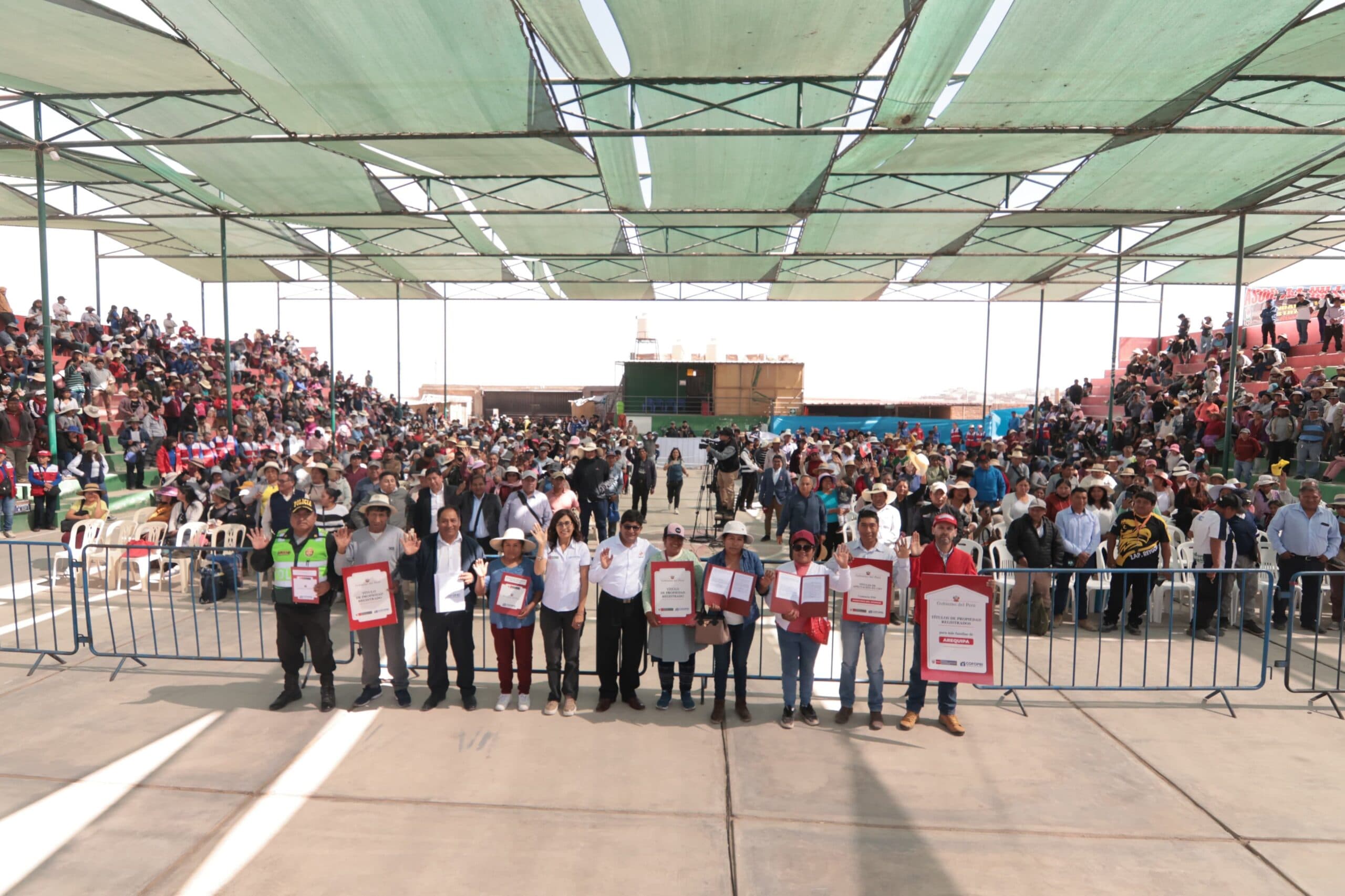 Entregan más de mil 500 títulos de propiedad a familias en Arequipa