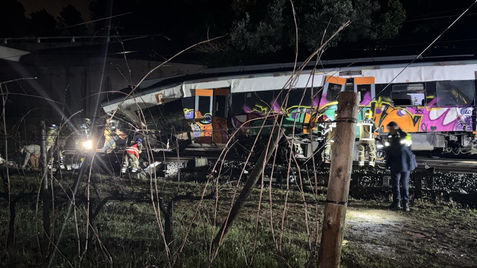 Un muerto deja choque de tren contra muro en Barcelona