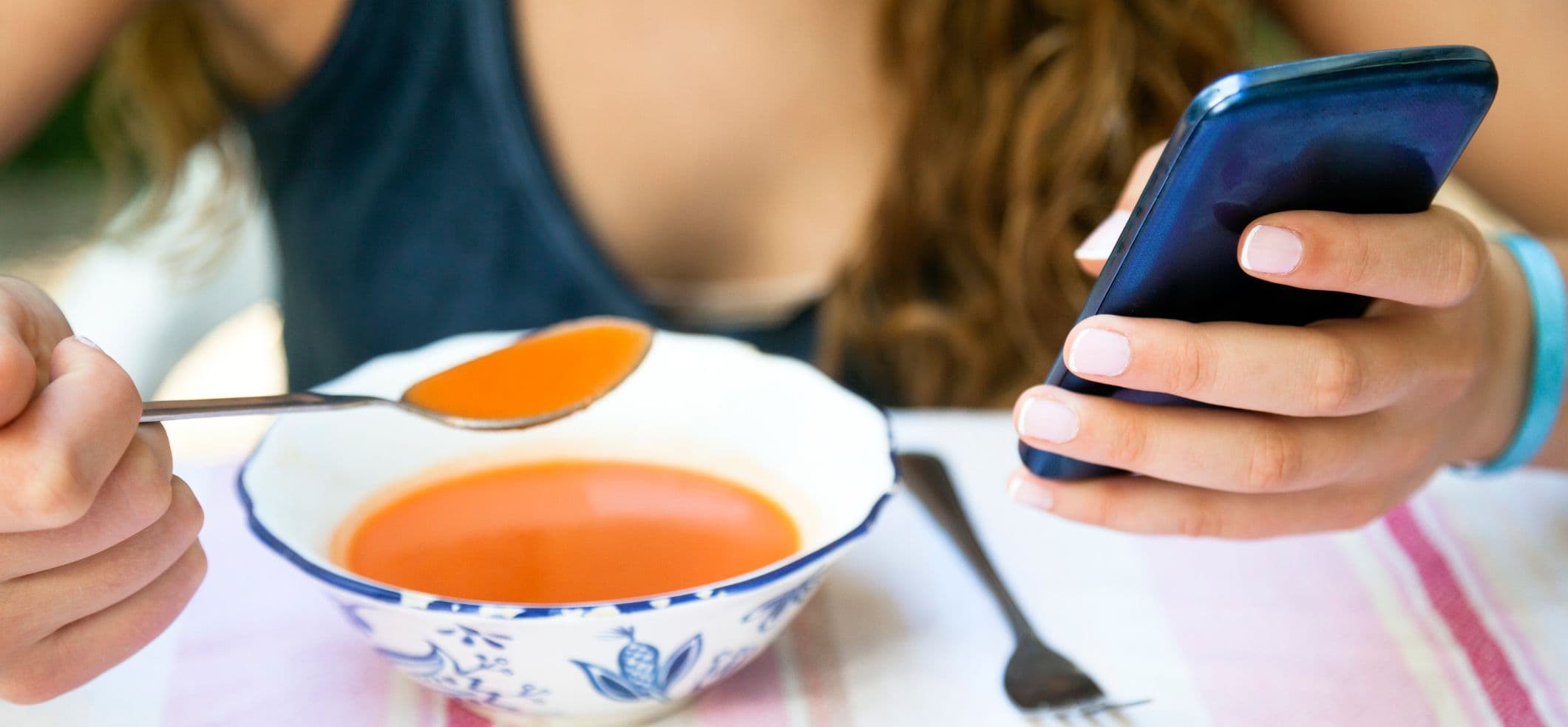 Mirar el celular durante las comidas perjudica la salud