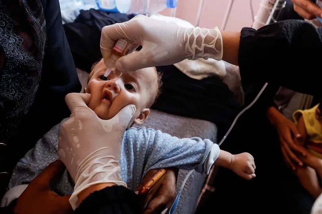 Un primer grupo de bebés fue vacunado contra la polio ayer