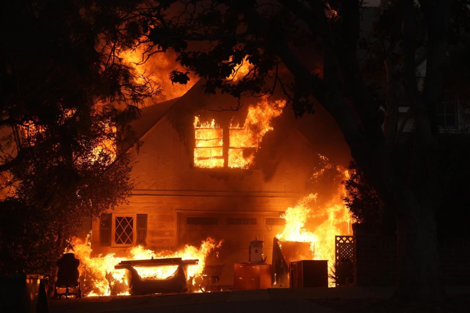 Incendios en Los Ángeles dejan dos muertos y 80 mil evacuados