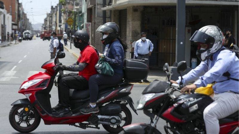 Prohíben que dos personas circulen en moto en Lima