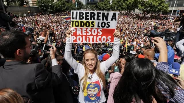 Denuncian más de 880 presos políticos en gobierno de Maduro