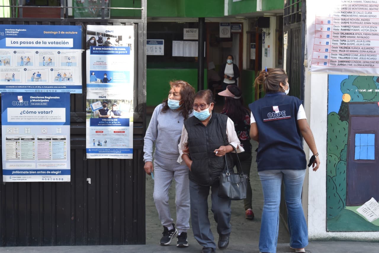 Adultos mayores ejercen su derecho a elegir autoridades