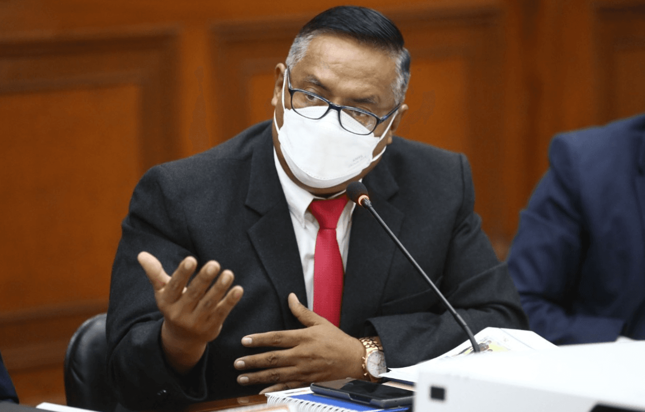 Aceptan renuncia de Hernán Condori al Minsa