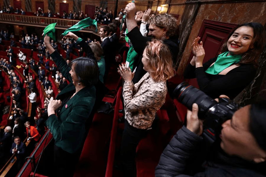 Francia es el primer país en incluir el aborto en su Constitución