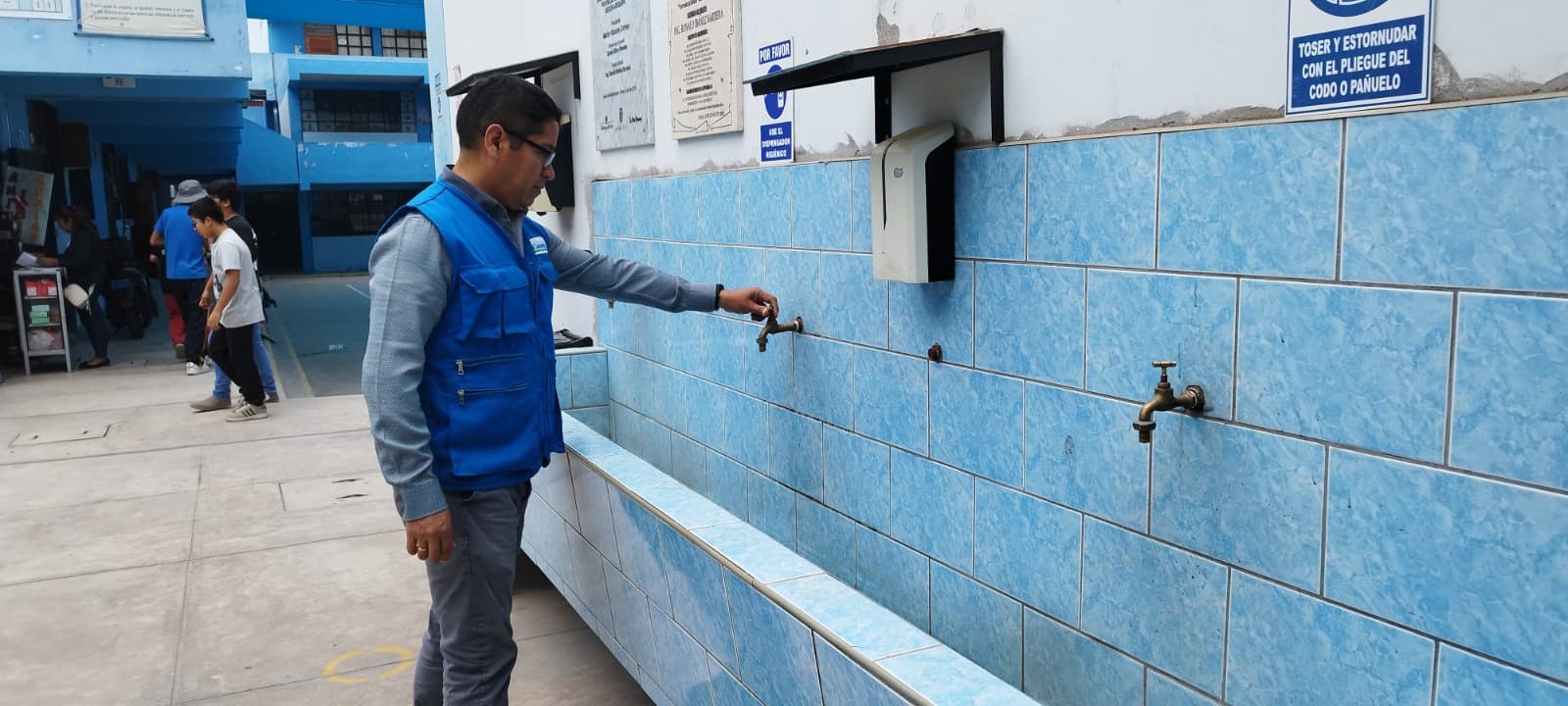 Más de 3 mil colegios presentan deudas por agua potable en Perú