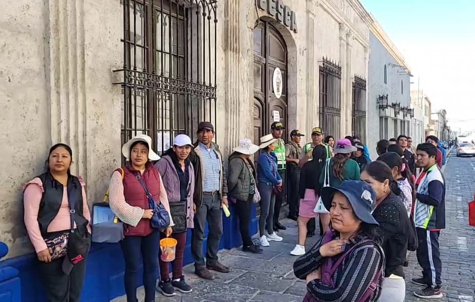 Padres rechazan horario para las estudiantes del colegio Arequipa
