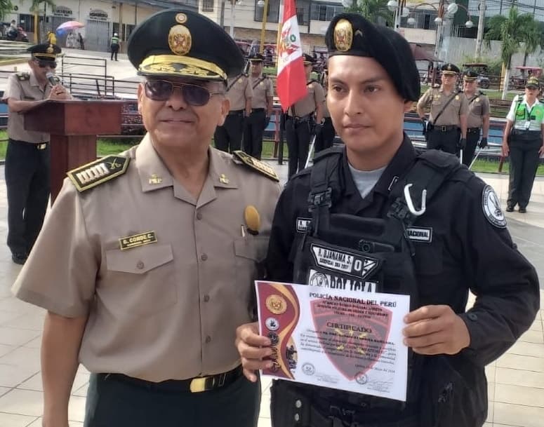 Reconocen a policía que arriesgó su vida para salvar a madre