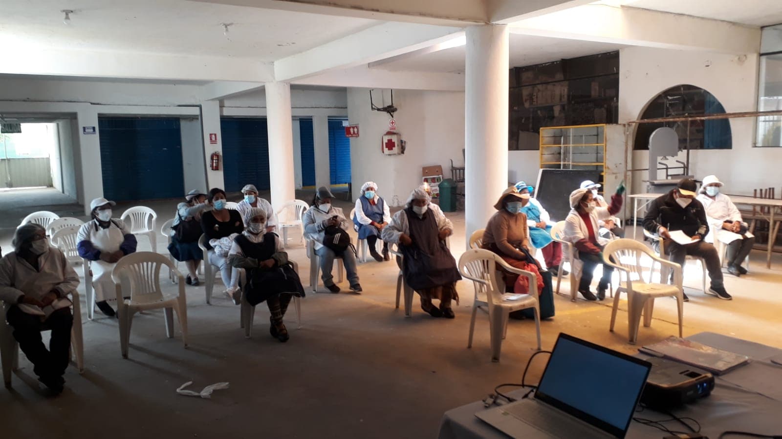 Capacitan a comerciantes de mercados en Cayma