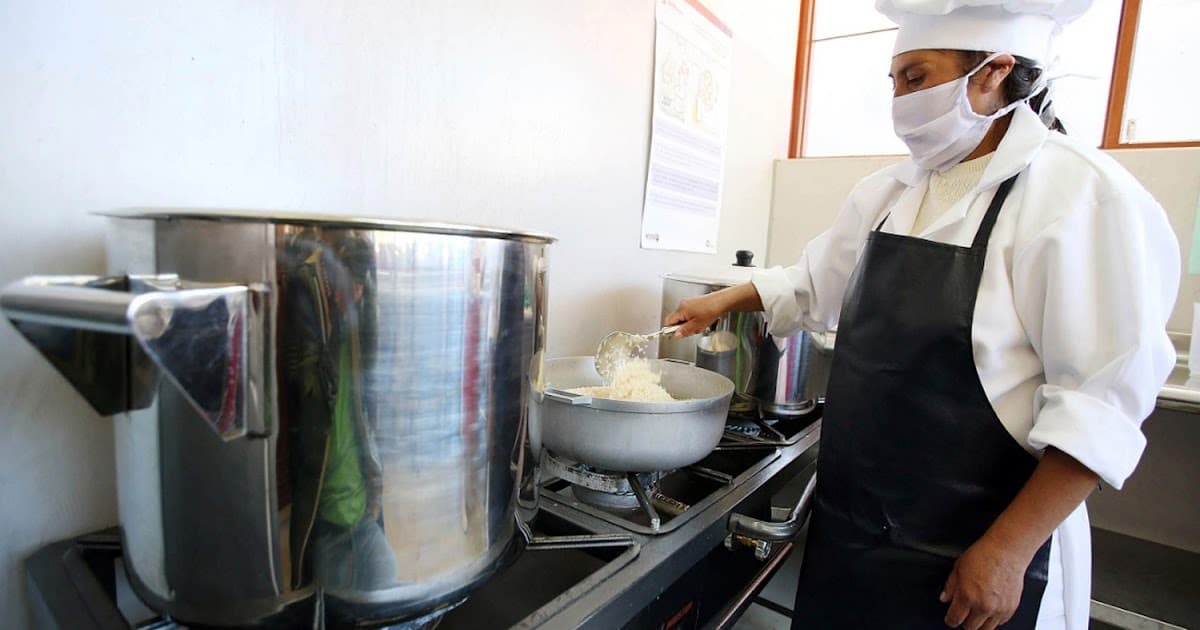 En Puno investigan causas de la intoxicación de 16 escolares