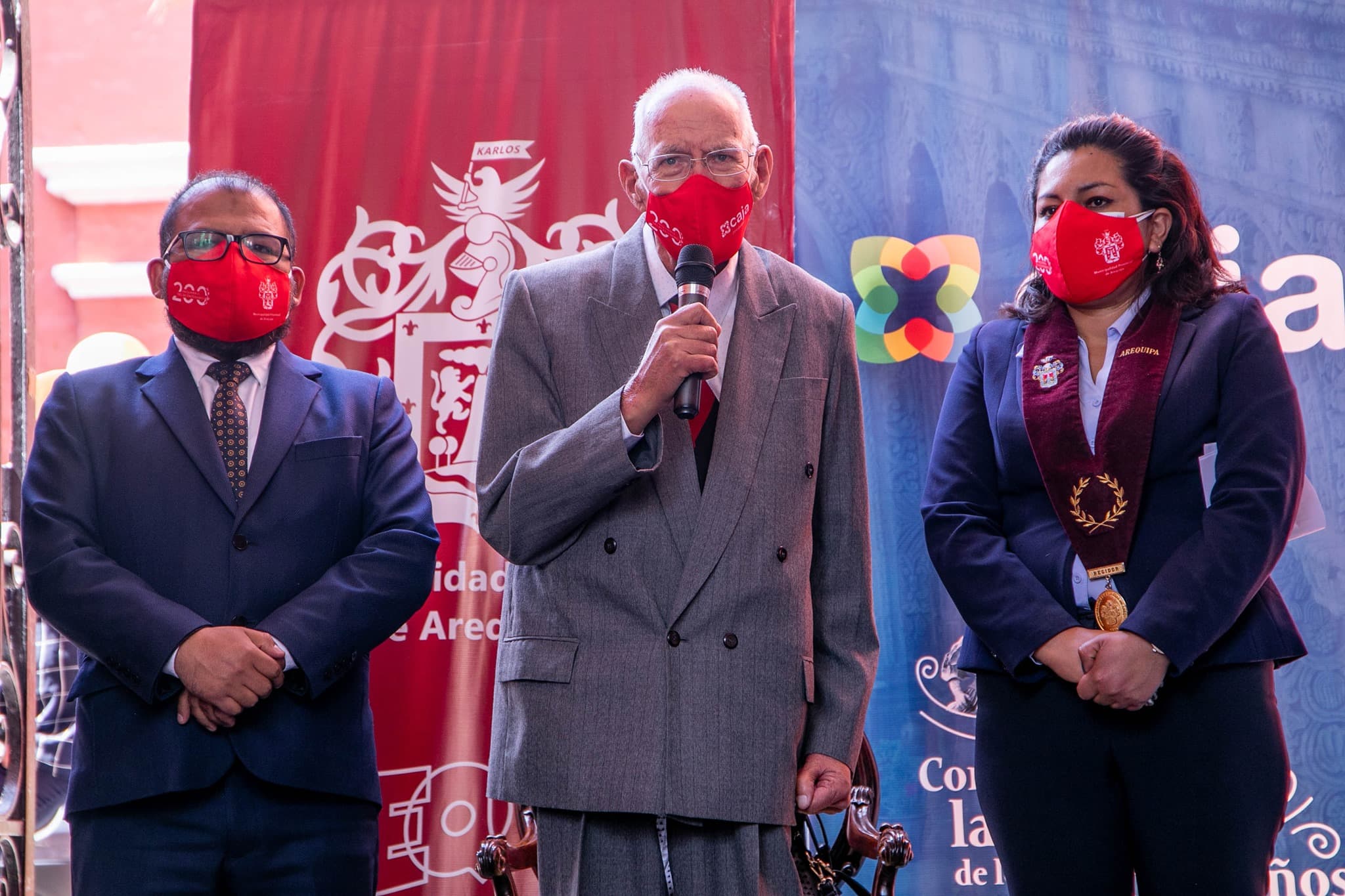Distinguen a Carlos Meneses como Arequipeño del Bicentenario