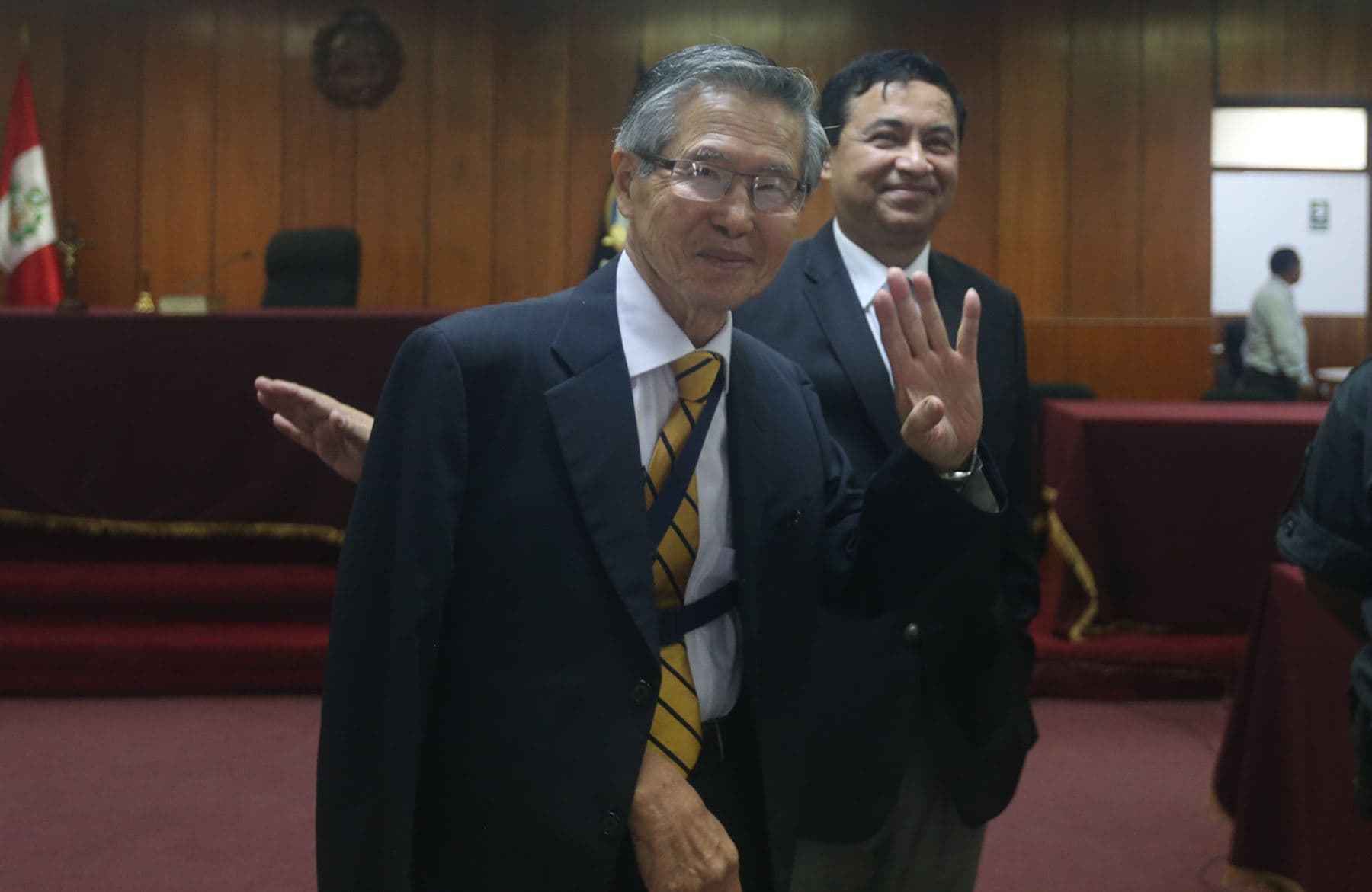 Congreso paga gasolina y asistente a Alberto Fujimori