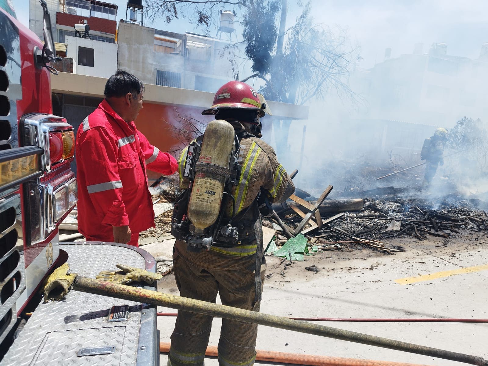 Incendio en el Honorio Delgado dejó dos vehículos inhabilitados