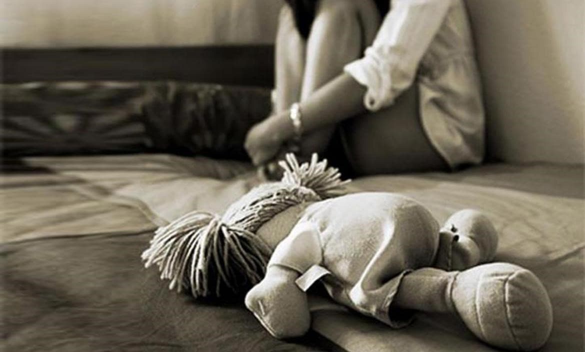 Pareja de esposos violó a sus dos hijas de 10 y 11 años y obligó a abortar a una