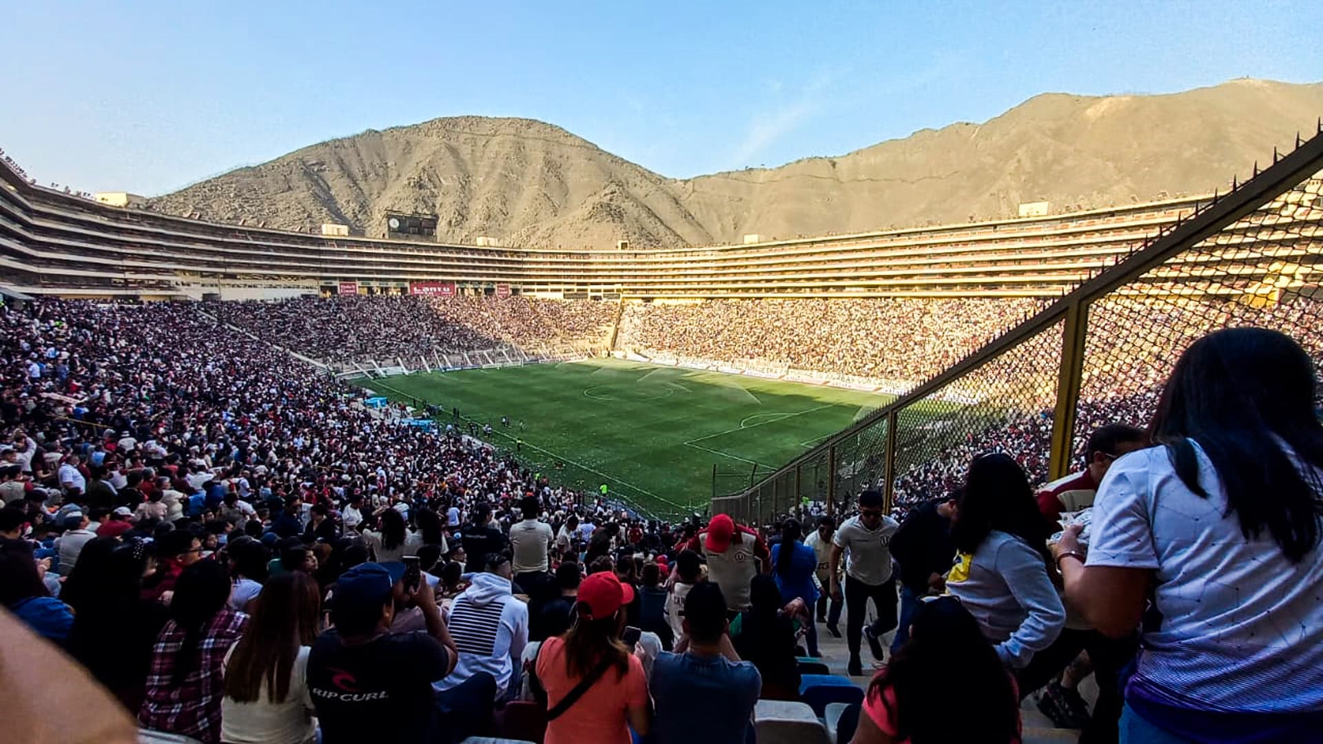 FBC Melgar empata con nueve jugadores ante Universitario
