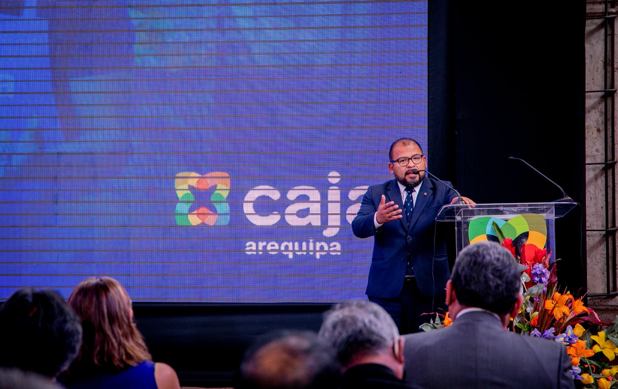 Candia justifica viaje con enlaces para Caja Arequipa