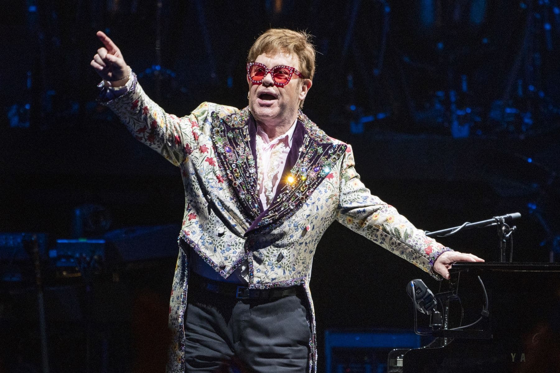 Elton John da positivo a la COVID-19