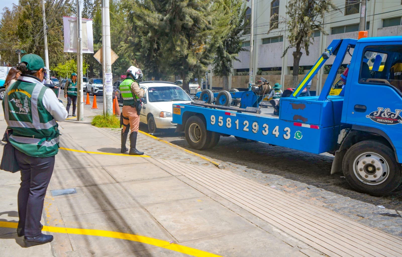 Trasladan al depósito municipal 18 vehículos mal estacionados