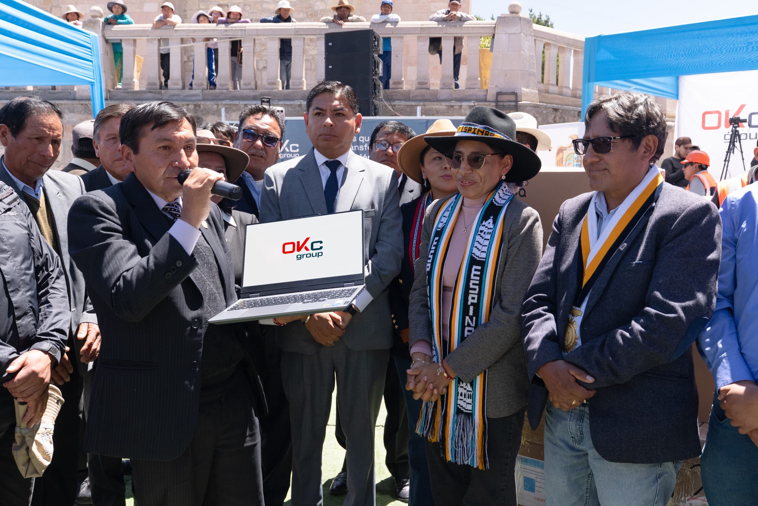Okc group entrega más de mil laptops a docentes de Espinar
