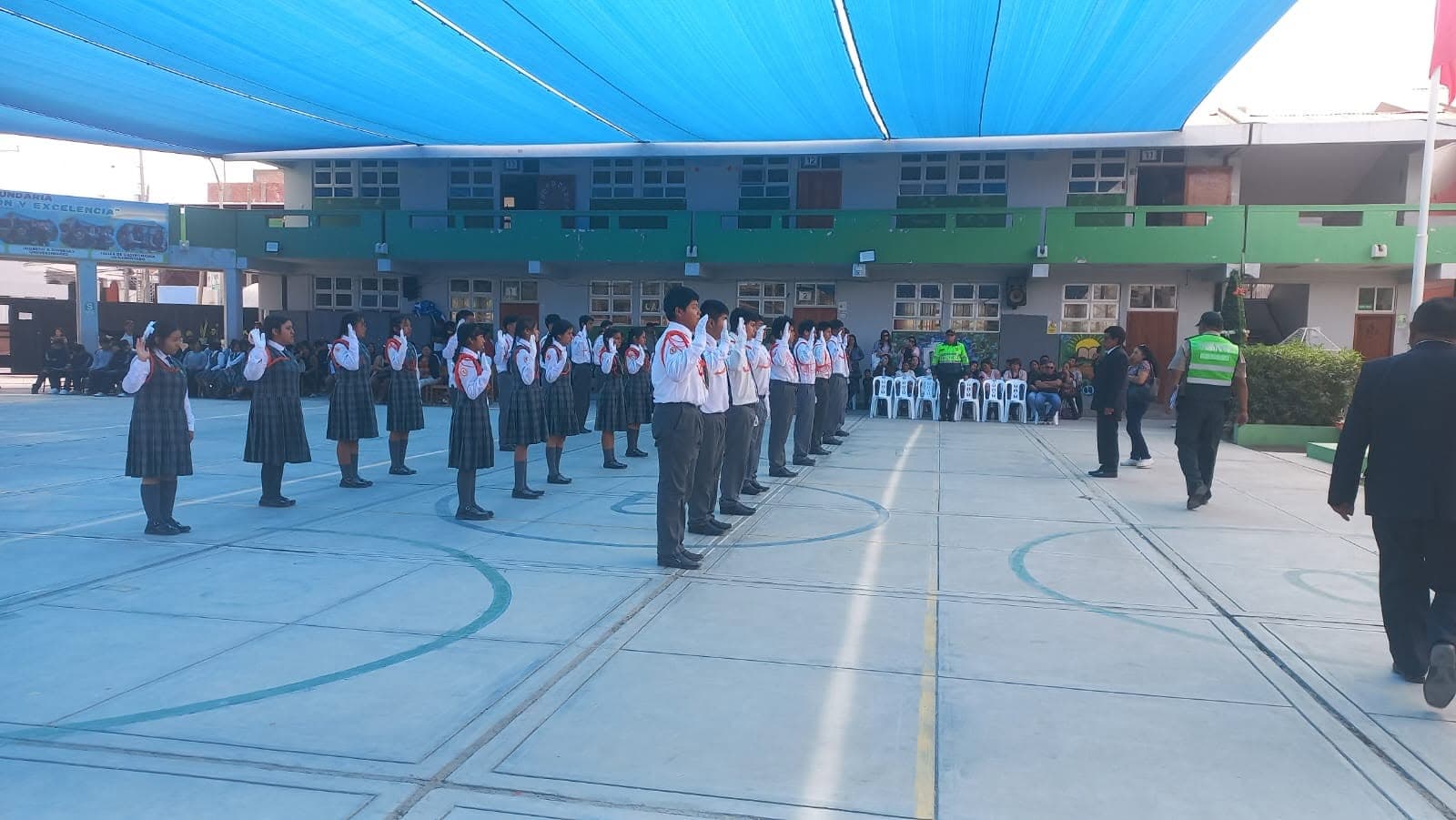 Familias acusan al director por imponer ejercicios ante tardanzas
