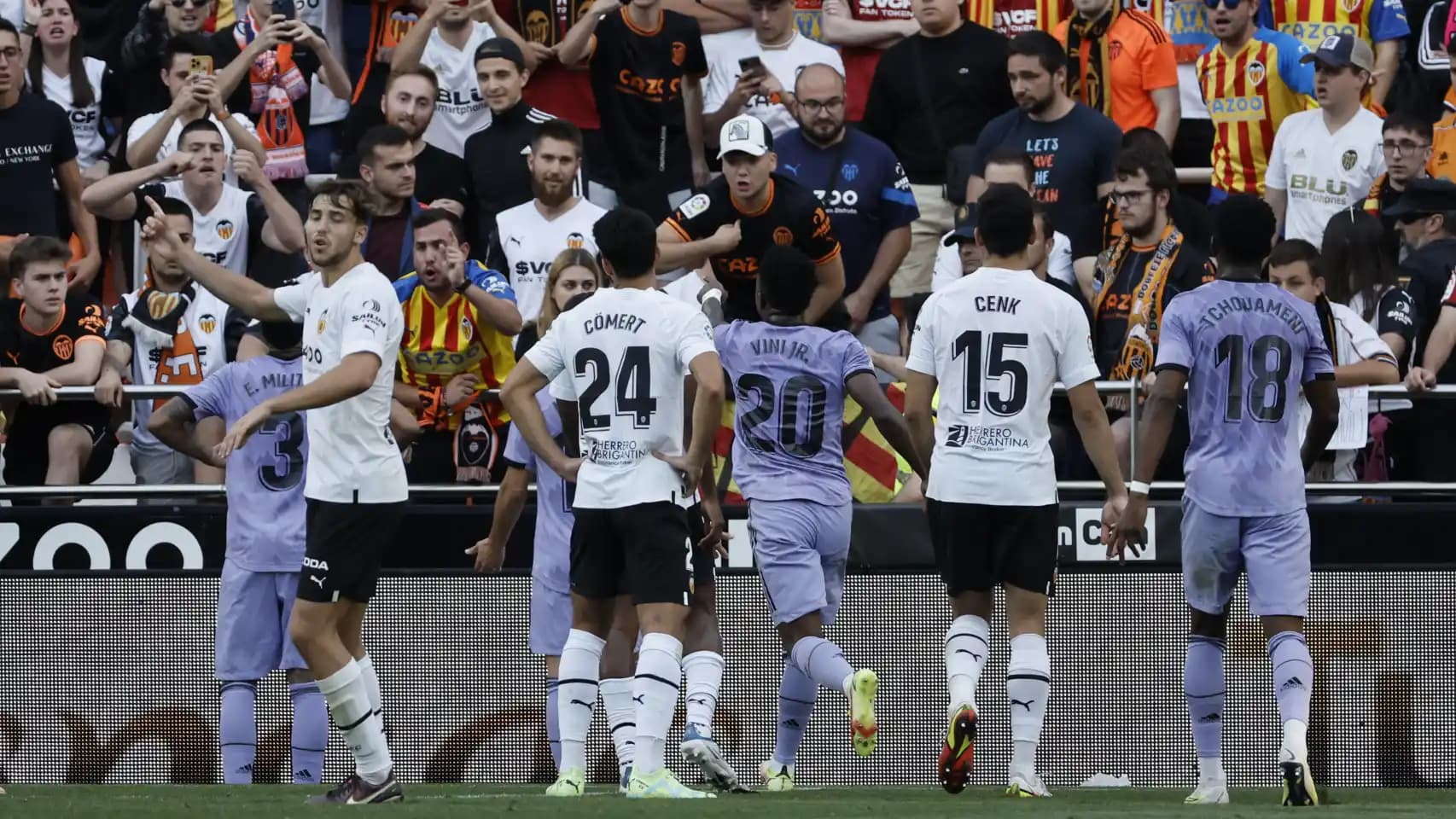 Condenan a cárcel a hinchas por insultos a Vinicius