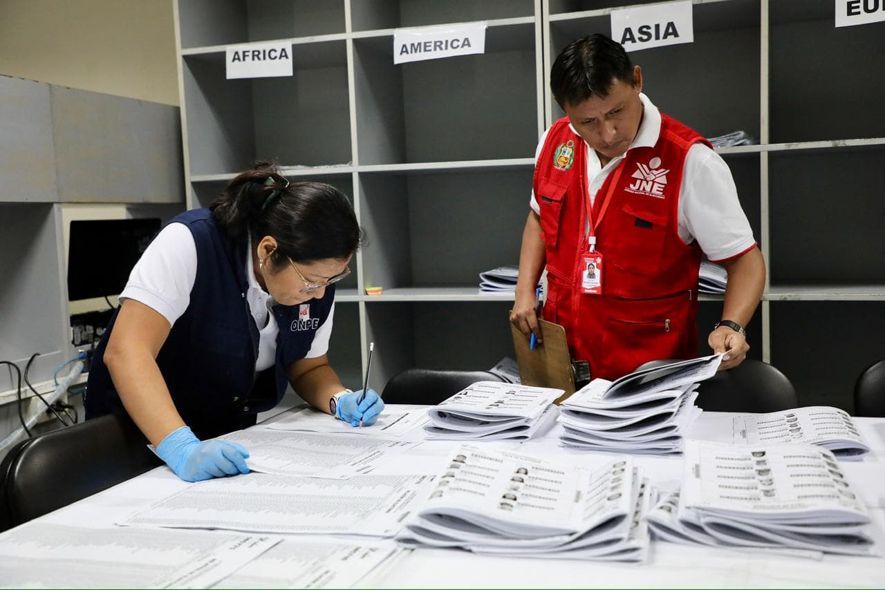 ONPE entrega al JNE base de datos de actas electorales