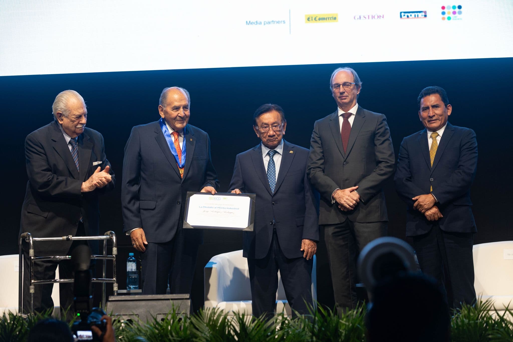 Sociedad Nacional de Industrias reconoce trayectoria de fundador del Grupo Gloria