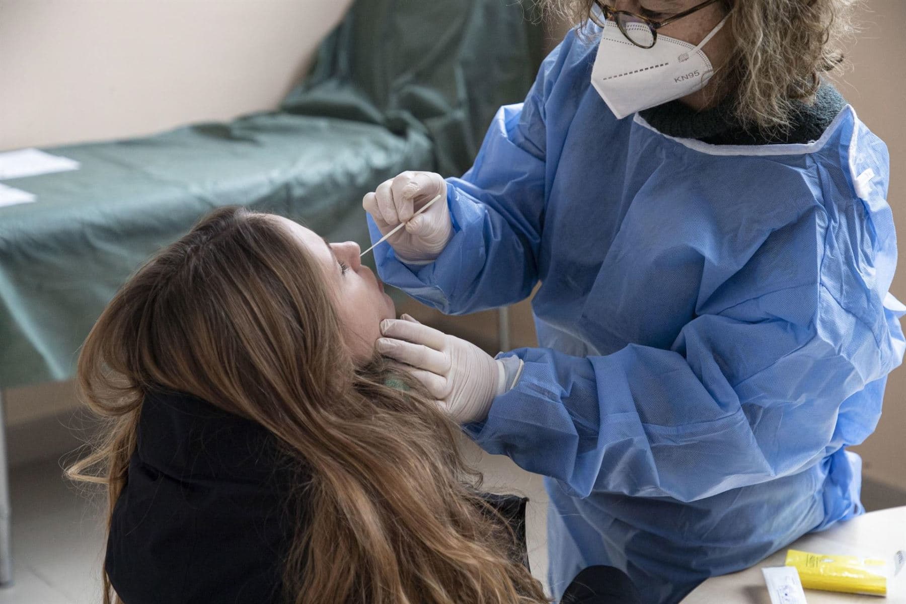 España: Casos de COVID-19 se disparan entre jóvenes y adolescentes