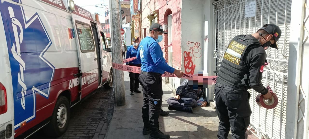 Encuentran cadáver de varón en calle Octavio Muñoz Nájar