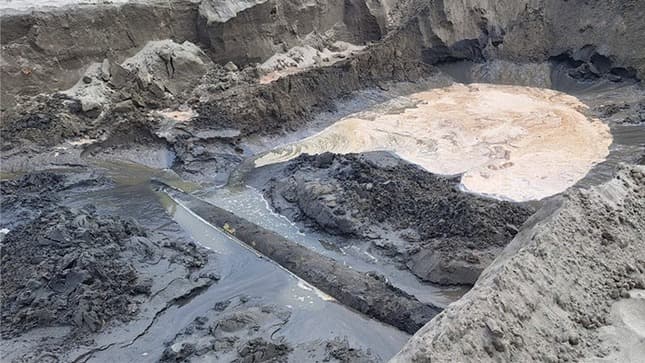 Captan aguas negras “hervir” sobre la arena en playa ‘El Puerto’