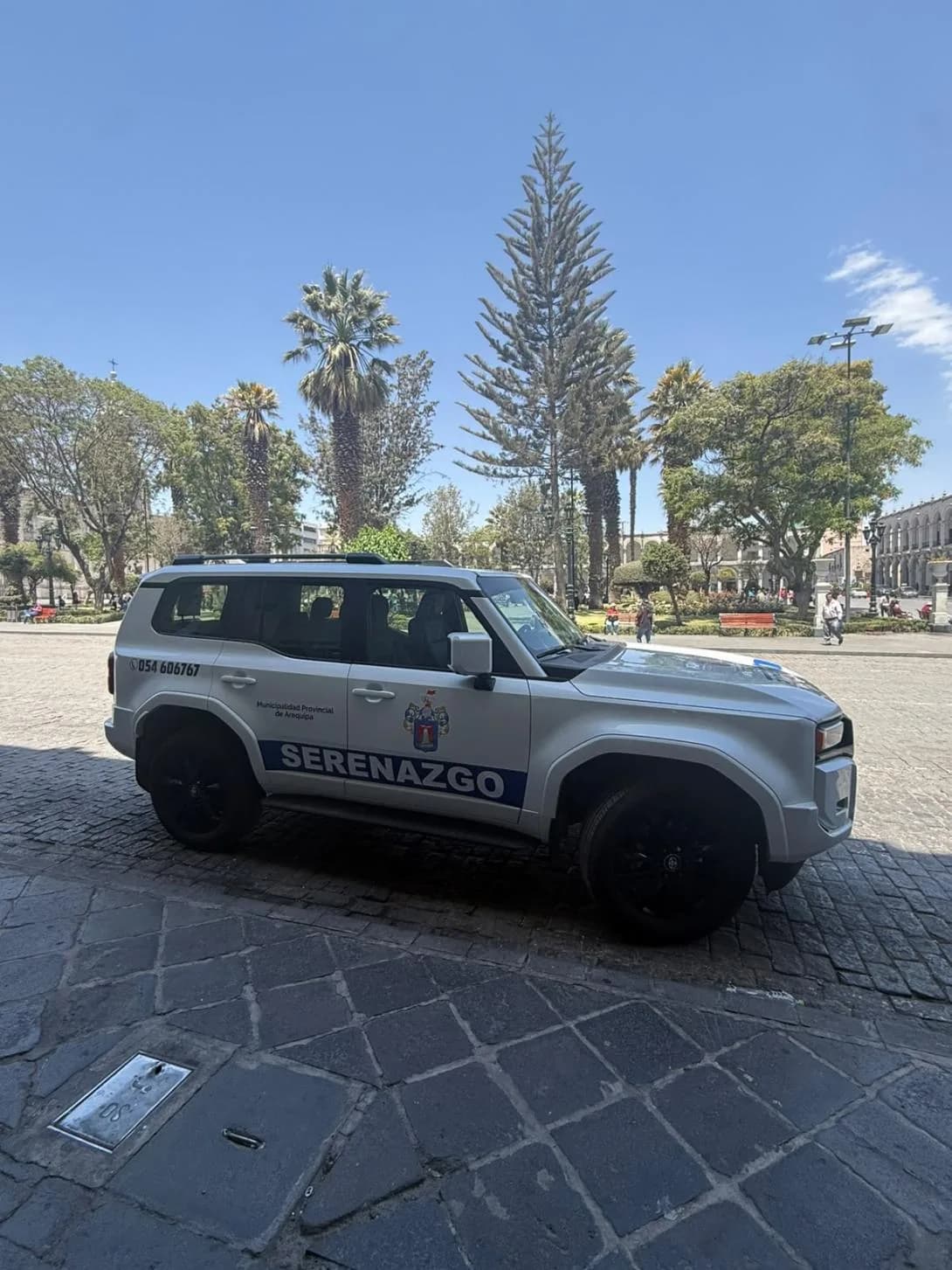 Camioneta valorada en S/375 mil patrulla la Plaza de Armas de Arequipa