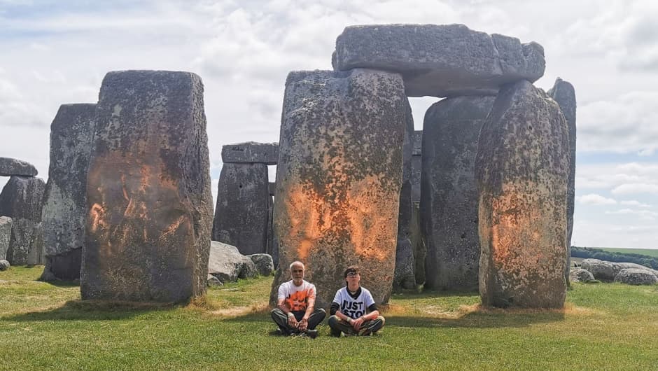 Manifestantes rocían pintura en monumento de Stonehenge