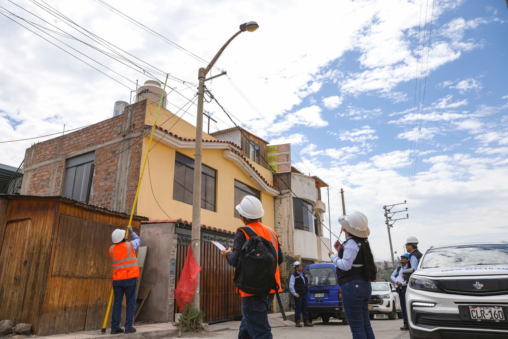 Usuarios deben reportar daños a postes ocasionados por lluvias