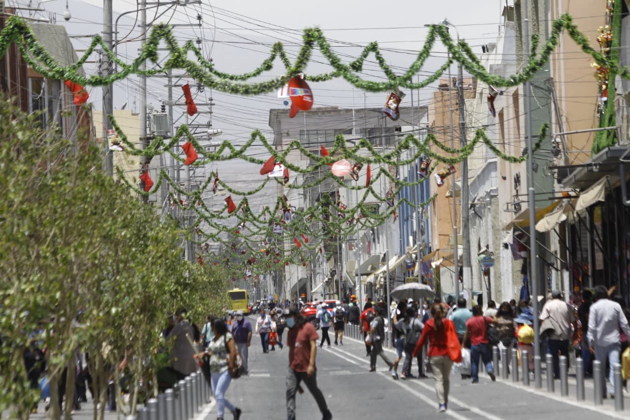 Decoran calle San Juan de Dios con motivos navideños