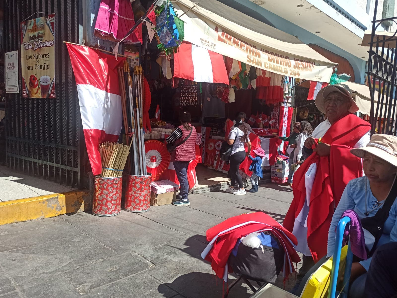 Aumenta demanda de banderas, escarapelas y banderines