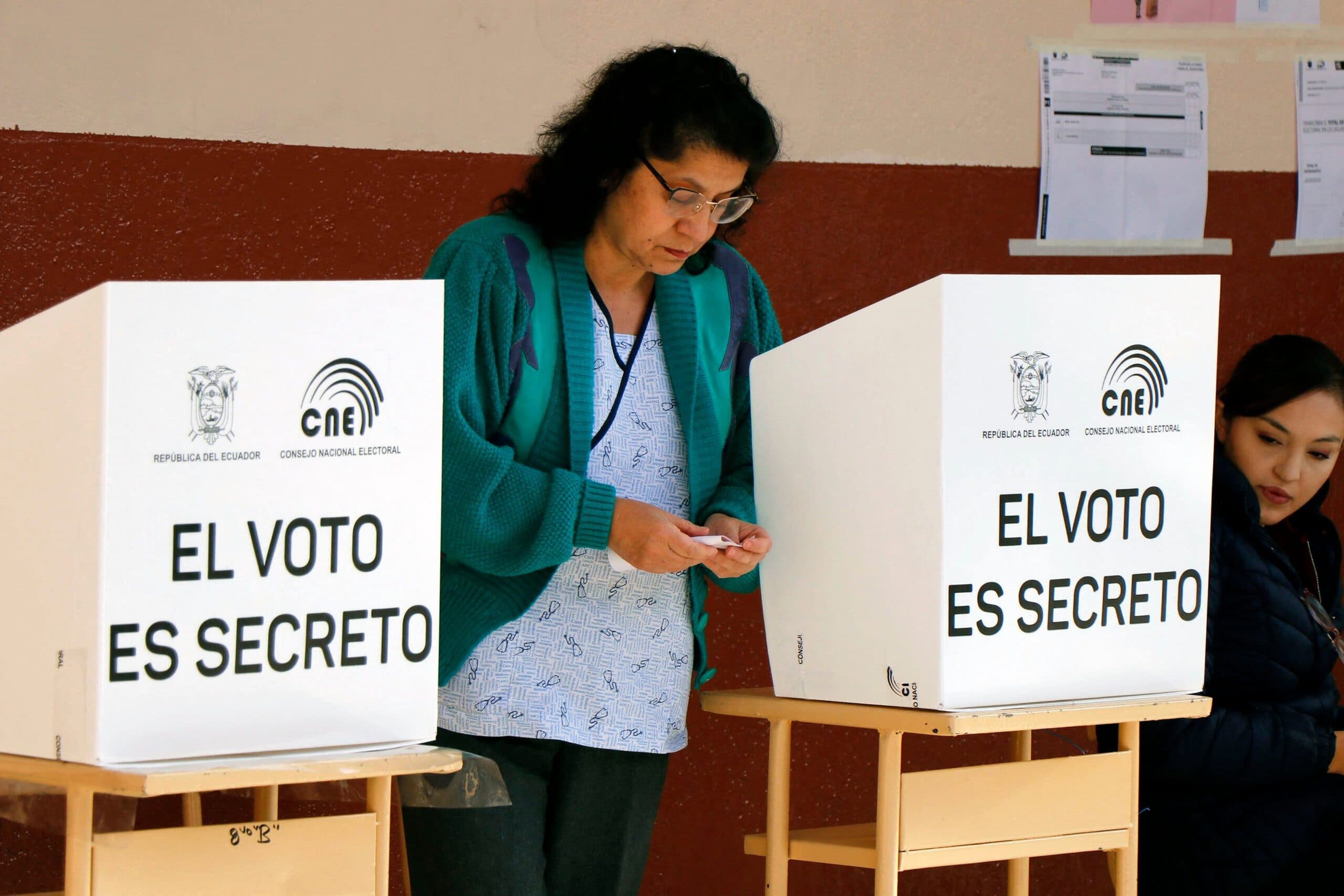 Ecuatorianos asisten a nueva consulta popular este domingo