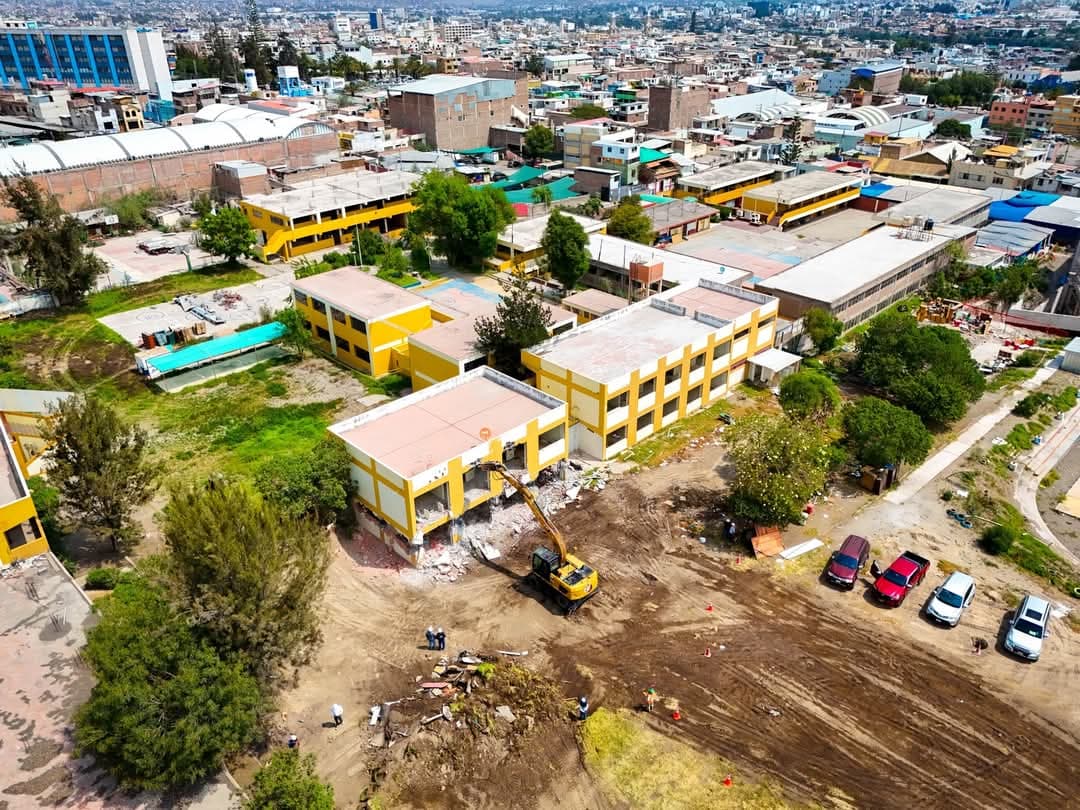 Contraloría detecta sobrecostos en obra del colegio Arequipa