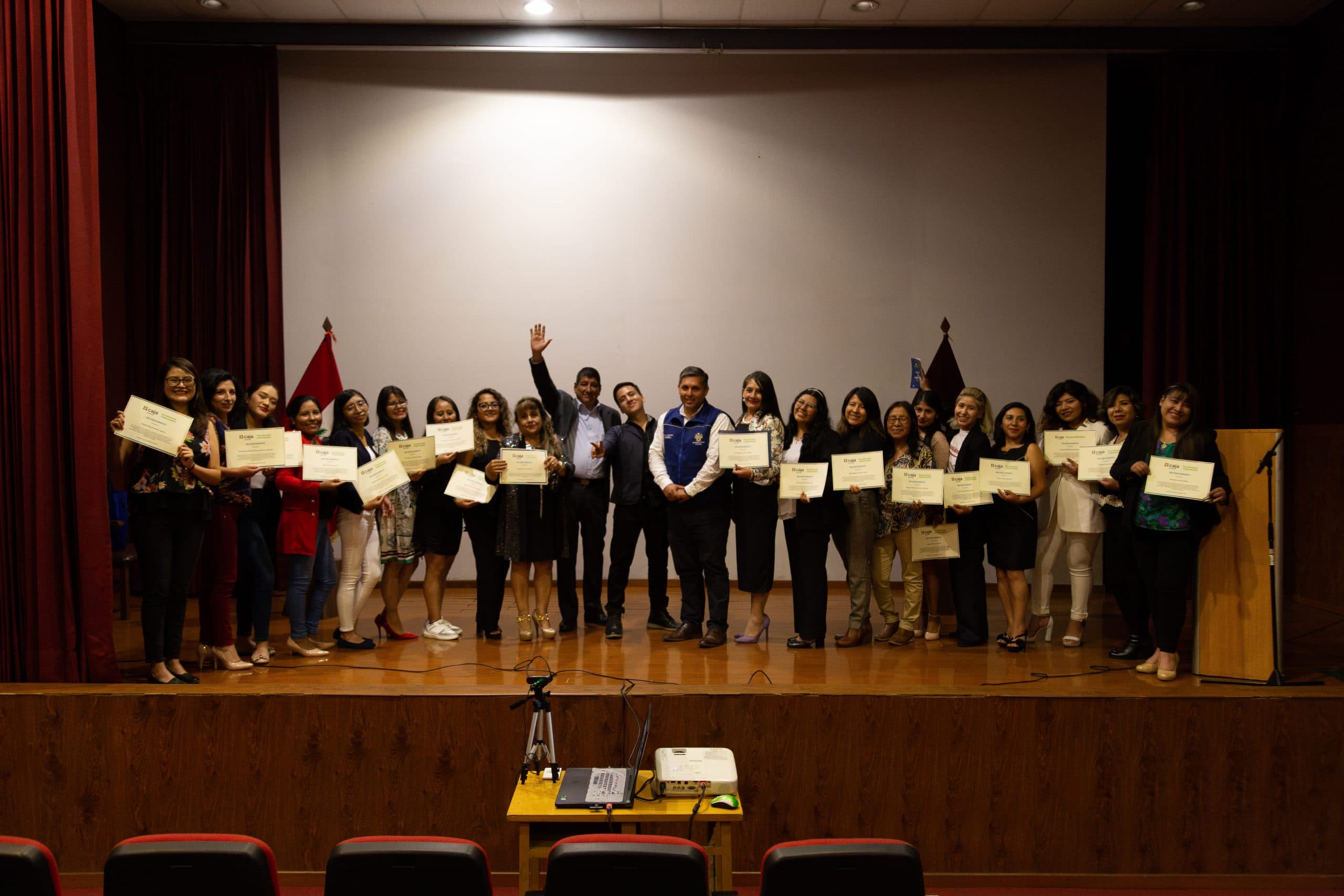 Microempresarias se gradúan en programa de educación financiera
